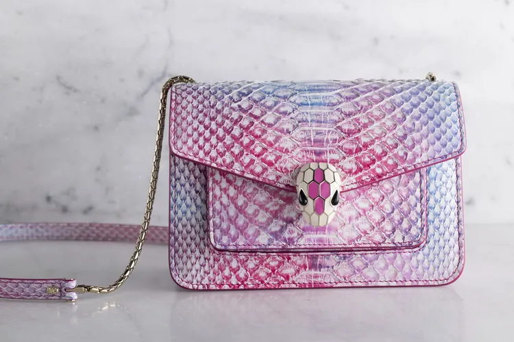 Serpenti Forever Spring Shade蟒蛇皮肩背包，約16萬5000元。品牌提供