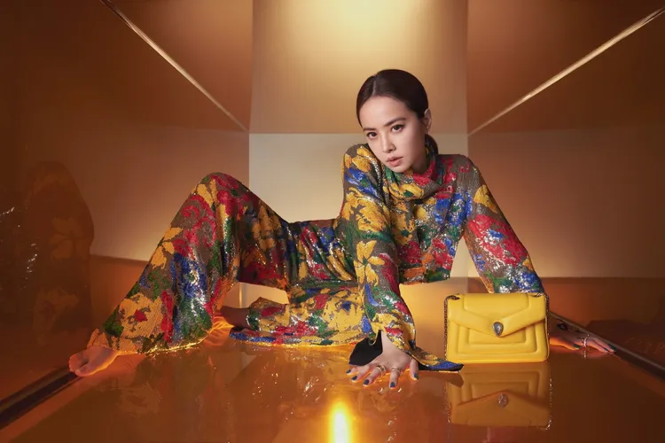 蔡依林以堅毅的神情詮釋寶格麗Serpenti Reverse肩背包，彰顯包款鍊帶從眼鏡蛇取材的霸氣。品牌提供