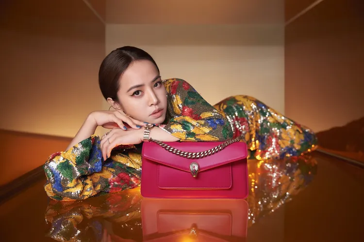 擁有修長包型的Serpenti Forever East-West Maxi Chain肩背包配上粗鍊帶，展現剛柔並濟之美。品牌提供