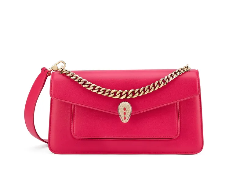 Serpenti Forever East-West Maxi Chain甜菜根尖晶石色小牛皮肩背包，約9萬8600元。品牌提供