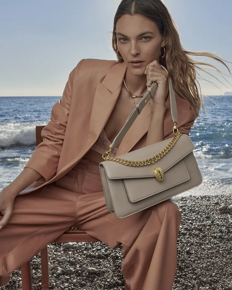 Serpenti Forever East-West Maxi Chain霧灰蛋白石色小牛皮肩背包，約9萬8600元。品牌提供