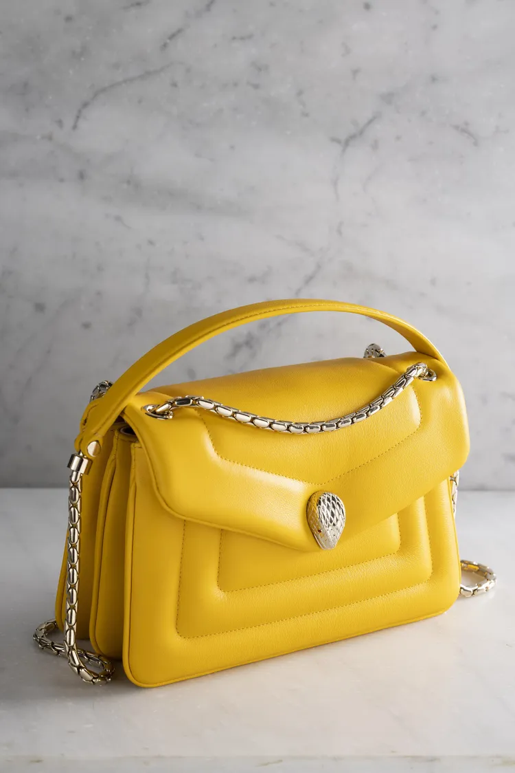 Serpenti Reverse陽光黃水晶色小牛皮肩背包，約8萬9200元。品牌提供