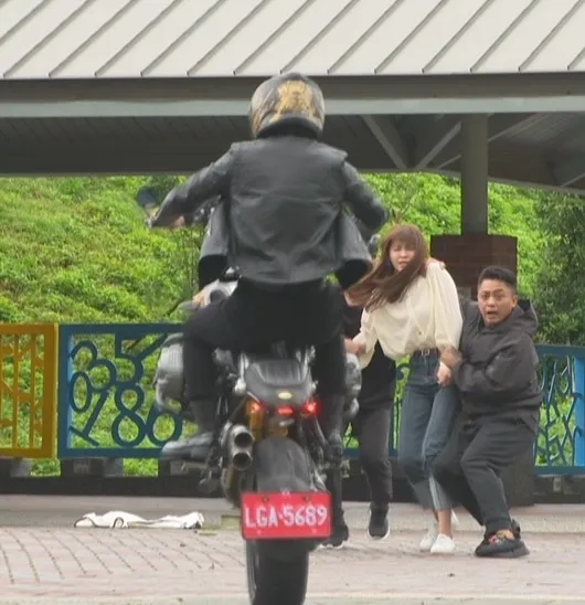 張書偉化身黑騎士飛車解救謝京穎。民視提供