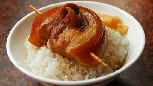 不用崩潰了!彰化80年老店「阿泉爌肉飯」明強勢回歸 網嗨喊:拜託挺住