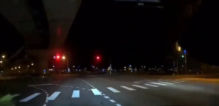 警車開道穿越前方亮紅燈路口直奔醫院。警方提供