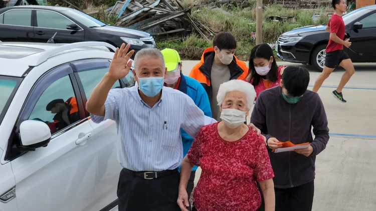 葉竹林領著家人，攙著87歲老母一起投票。許逸民攝