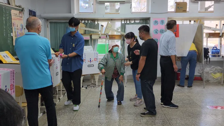 行動不便的老婦人，撐著柺杖也要投下神聖的選票。許逸民攝