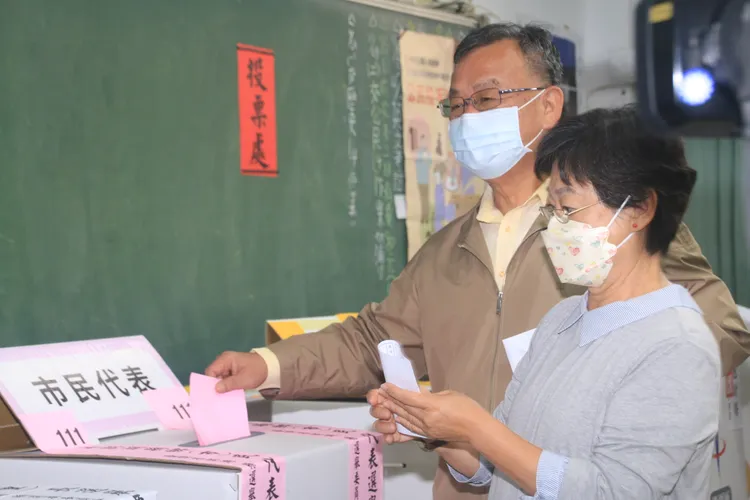 賴峰偉伉儷一起投票。許逸民攝