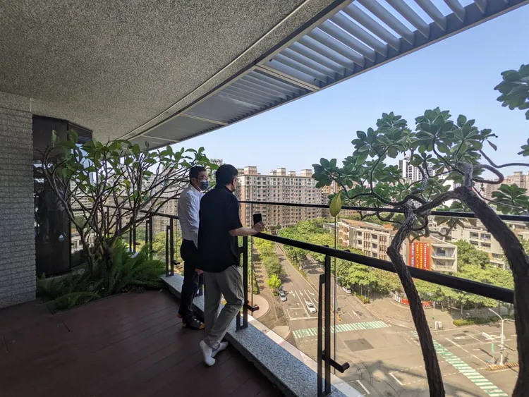 戶戶弧形陽台享有絕佳視野。王鈞生攝