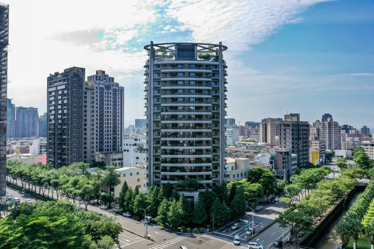 惠中路、大墩七街口的「慶仁林境」，全棟建築以45度角轉向。業者提供