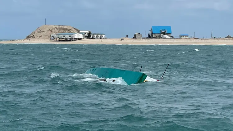 在險礁西方海域觸礁翻覆的漁船，還有部分船身露出海面。民眾提供
