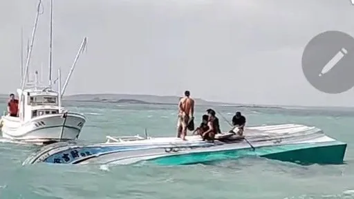 風浪擊落！澎湖漁船觸礁翻覆　兩友船急抵救起6人