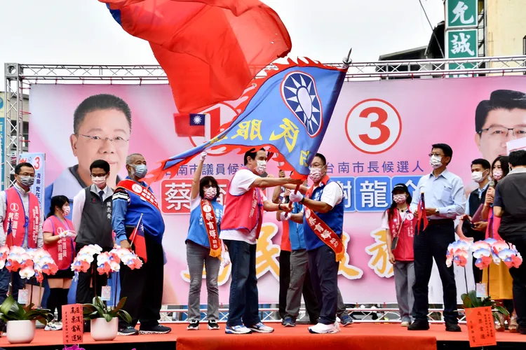 馬英九到場授戰旗。王志弘攝