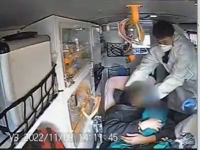 警消成功完成接生後，緊急將產婦及女嬰送往醫院。翻攝照片