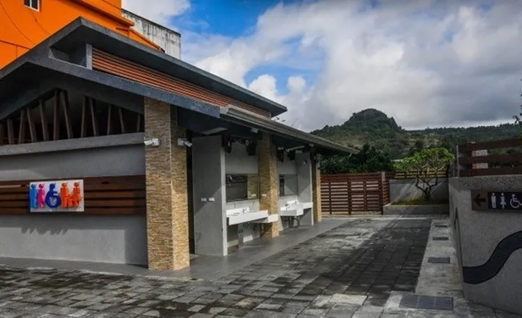 縣府增設美輪美奐的公廁，解決民眾不便之需。屏縣環保局提供