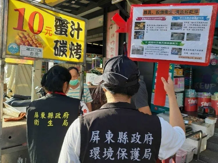 縣府加強對墾丁攤商的宣導、稽查等作業。屏縣環保局提供
