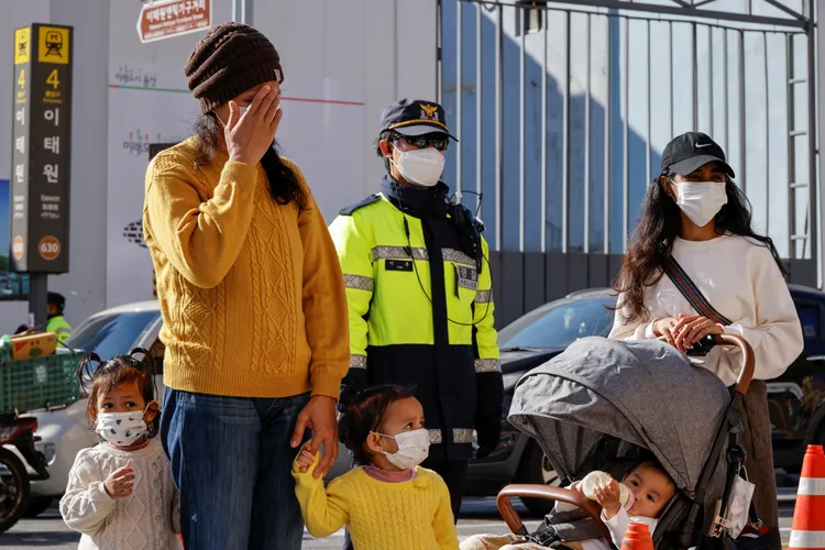 在梨泰院踩踏事件失去親友的民眾，日前到案發現場祭悼，淚流滿面。路透社資料照片
