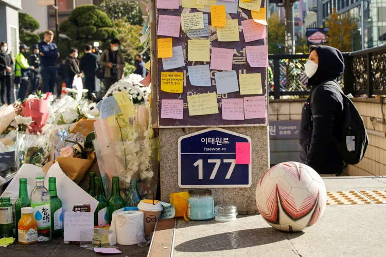 南韓醫界建議，本次踩踏事件應以「10.29慘劇」取代，避免使用地名「梨泰院」，降低創傷刺激。路透社資料照片