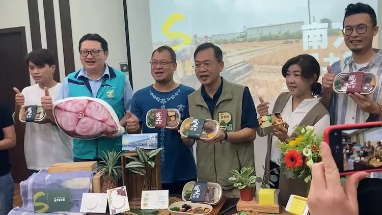 大家秀出地方風土味便當、餐點等。陳宏銘攝