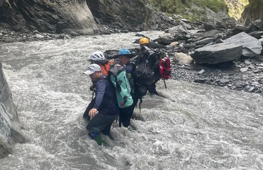 攀高安東軍山返程遇溪暴漲 3山友受困一晚今獲救