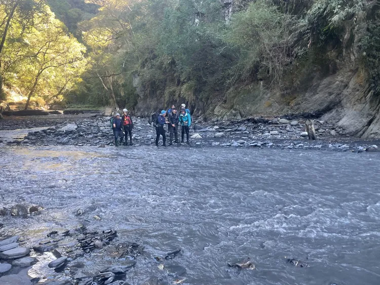 受困民眾困在沙洲，因為溪水湍急不敢貿然過溪。民眾提供