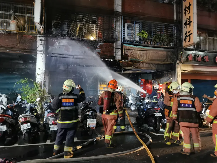 大批消防人員射水灌救。陸運鋒攝