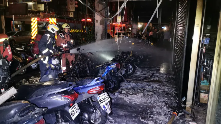 警消射水灌救。陸運鋒攝