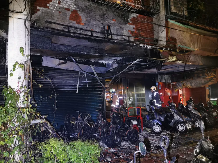 現場共燃燒10輛機車以及1樓店面招牌。陸運鋒攝