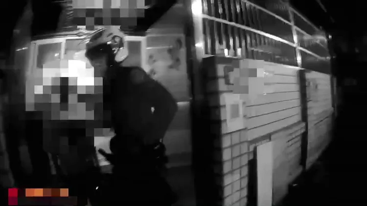 警方趕抵現場詢問被害人吳姓男子(左)。蘆洲警分局提供