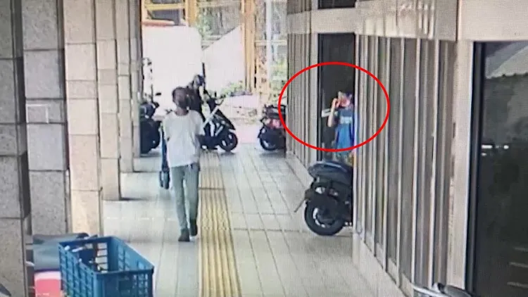 國宅監視器拍下，事發前劉男站在騎樓旁抽菸。民眾提供