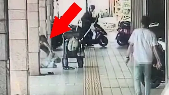 劉男一拳將吳姓清潔員打倒在地，接著更壓制吳男繼續出拳爆打。民眾提供