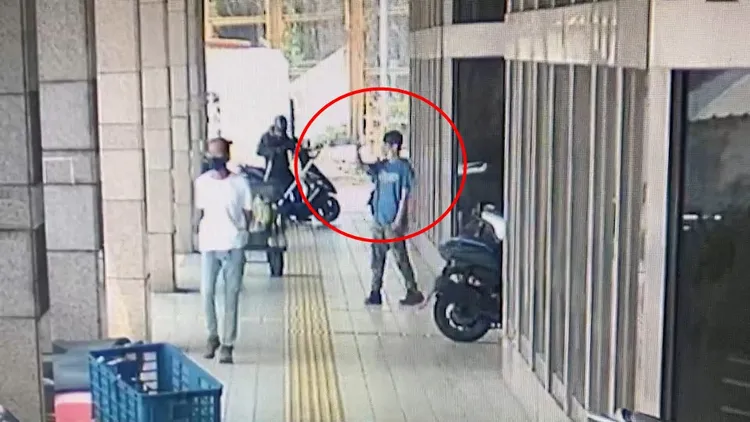 劉男不滿遭規勸，反故意將菸蒂大動作向外扔出。民眾提供