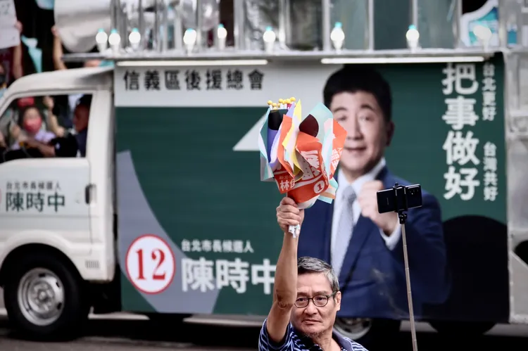 支持者手拿多支競選旗幟力挺陳時中。林林攝