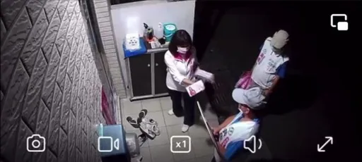 宜蘭綠營黨內互打!立委夫人替子弟兵家戶拜票 見對手文宣竟偷偷摸走