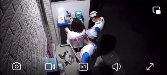 立委陳歐珀夫人徐慧諭在進行家戶拜票時，見對手文宣竟立刻摸走，還把櫃子上的酒精筆等文宣品拿走，過程全被錄影拍下。翻攝照片