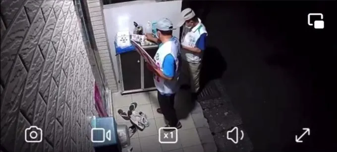 隨行2名助理把櫃子上其他文宣品全拿走。翻攝照片