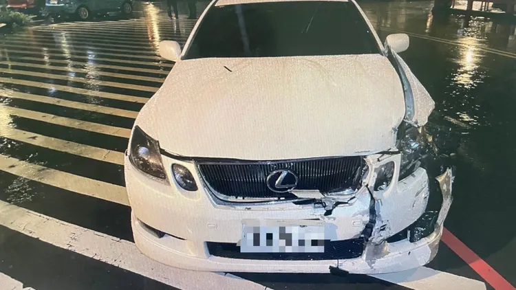 劉男駕駛的轎車左前車頭毀損。新店警分局提供
