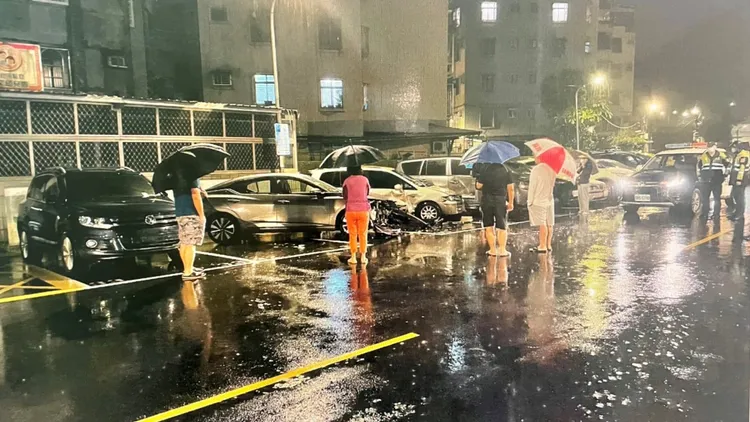 車主深夜冒雨前來現場查看愛車狀況。新店警分局提供