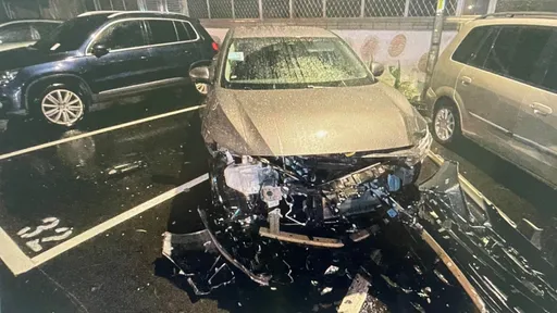 無照男開車方向盤未抓穩 衝撞路邊5輛車!挨罰還得賠修車費