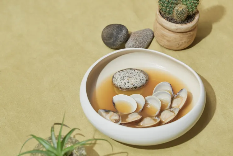 以馬雅古城「梅里達」傳統住民料理 「石頭湯」為靈感製作的「炙燒萊姆石頭湯」。The Tavernist提供