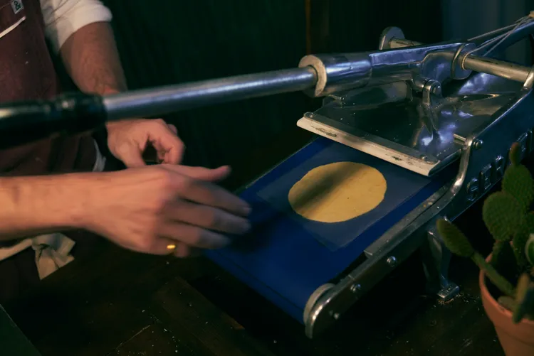 主廚不辭千里從墨西哥搬回塔可製餅機（Tortilla Press），只為精準掌控每片玉米餅皮的厚薄軟度。The Tavernist提供