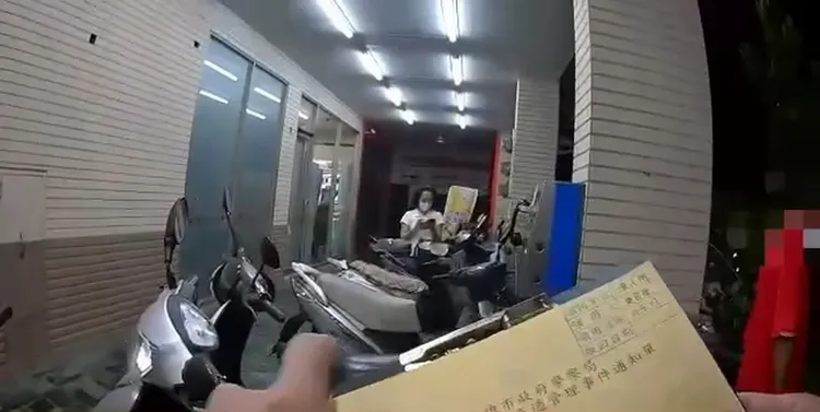 酒後騎自行車雖然沒有刑責，但仍違反《道路交通管理處罰條例》，警方依法掣單告發。警方提供