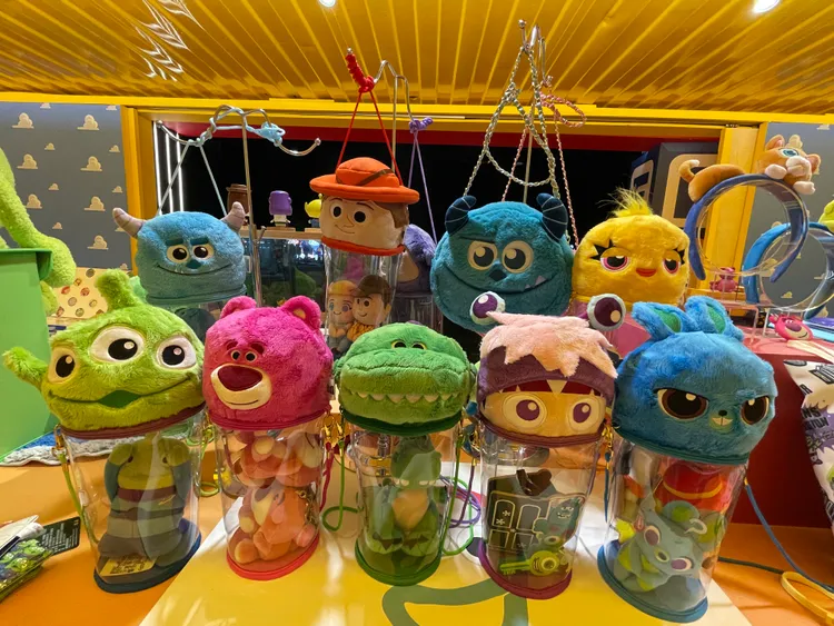 「皮克斯玩聚工作室」快閃店內有許多超吸睛的皮克斯周邊商品。黃盈甄攝