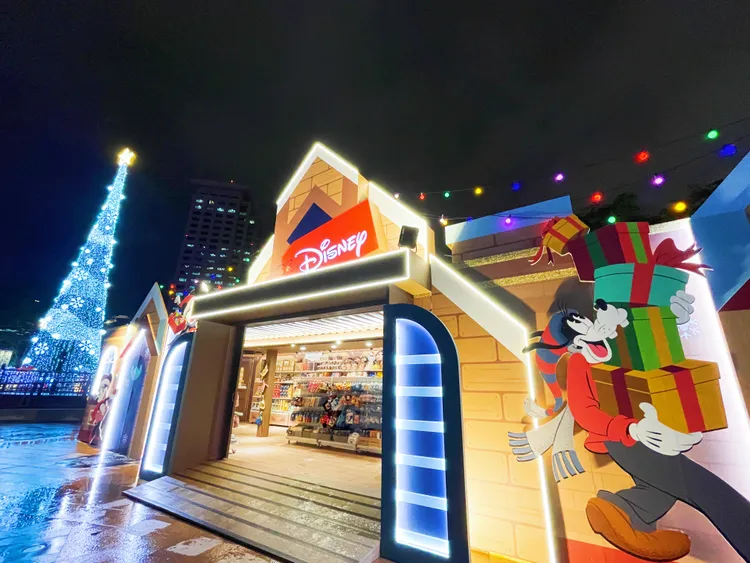 在市民廣場上還有「迪士尼冰派對」快閃店，消費者們可以帶回漫威、星際大戰等人氣商品。黃盈甄攝