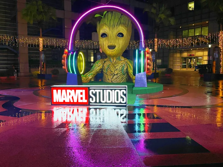 市民廣場旁中山路及新府路口可以看到漫威英雄「格魯特」裝置。黃盈甄攝