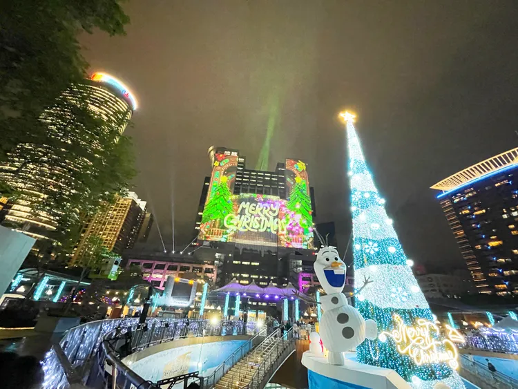 今年市民廣場主燈區耶誕樹以可愛的雪寶為主題裝飾。黃盈甄攝