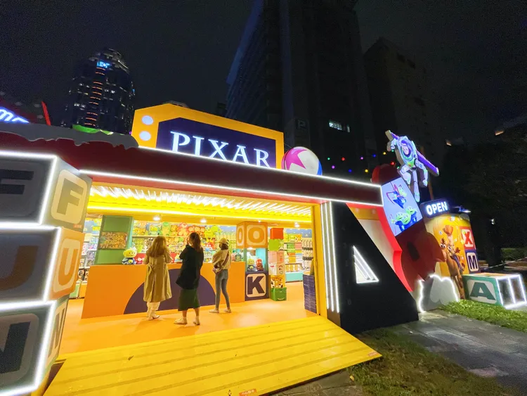以巨大玩具盒造型打造的「皮克斯玩聚工作室」快閃店內有許多超吸睛的皮克斯周邊商品。黃盈甄攝