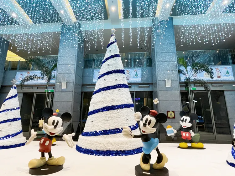 市府大廳也以大型耶誕樹與燈光，營造冰雪童話森林奇境，大小朋友最喜愛的米奇、米妮裝置也在森林中。黃盈甄攝