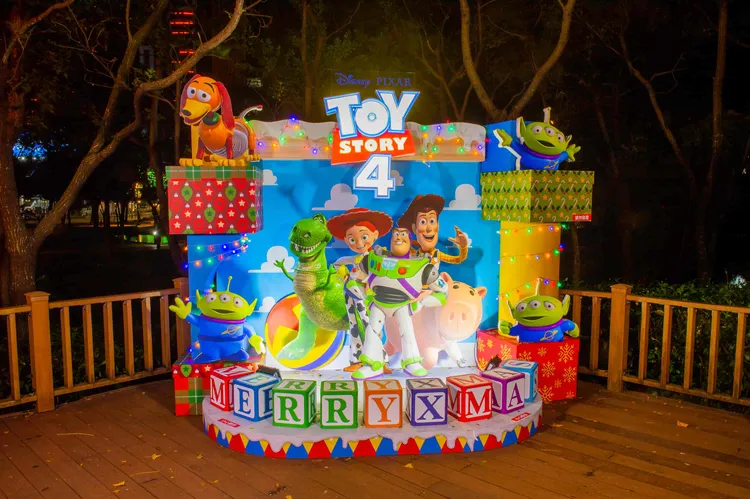 萬坪公園集結《腦筋急轉彎》、《玩具總動員》、《青春養成記》、《怪獸電力公司》以及《天外奇蹟》等五大經典皮克斯動畫電影打卡裝置。新北觀旅局提供