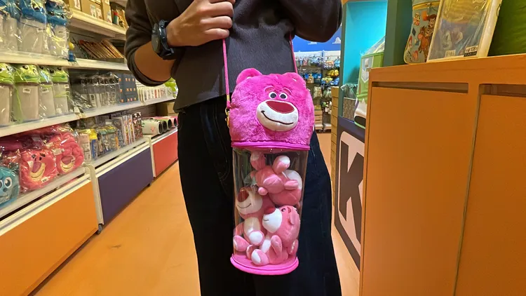 可愛的經典角色透明背包，好看又實用。黃盈甄攝